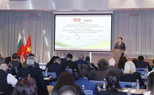 Le Président de l’Assemblée nationale du Vietnam Vuong Dinh Huê s'adresse au Forum politique et juridique sur la promotion de la coopération Vietnam-Bulgarie. Photo: VNA Le Président de l’Assemblée nationale du Vietnam Vuong Dinh Huê s'adresse au Forum politique et juridique sur la promotion de la coopération Vietnam-Bulgarie. Photo: VNA