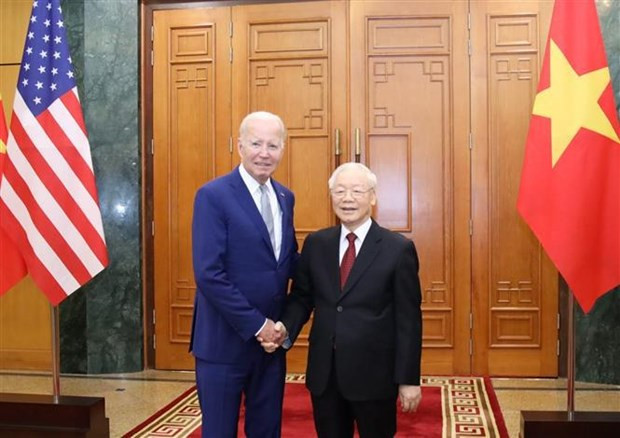 Le Secrétaire général du Parti communiste du Vietnam Nguyên Phu Trong (à droite) et le Président américain Joe Biden se serrent la main, à Hanoi, le 10 septembre. Photo : VNA.