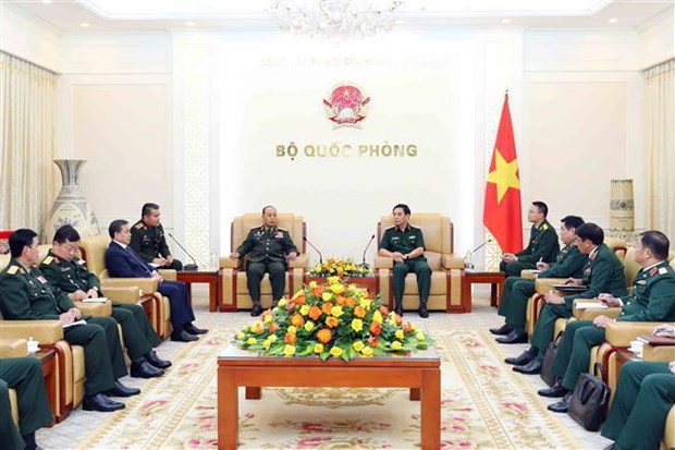 Le ministre vietnamien de la Défense, Phan Van Giang (à droite) et le général de corps d’armée Thongloi Silivong. Photo: VNA