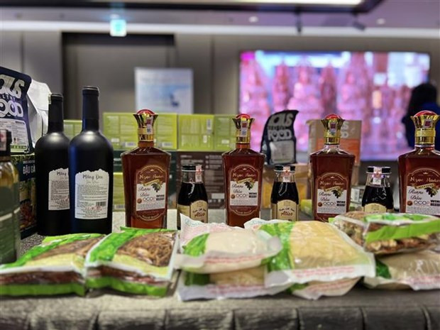 Produits vietnamiens présentés au colloque. Photo: VNA