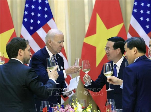 Le Président vietnamien Vo Van Thuong et le Président américain Joe Biden lors du banquet, à Hanoi, le 11 septembre. Photo: VNA Le Président vietnamien Vo Van Thuong et le Président américain Joe Biden lors du banquet, à Hanoi, le 11 septembre. Photo: VNA