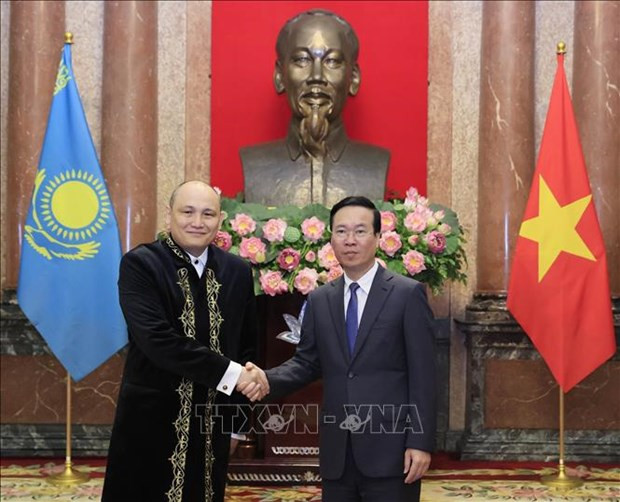Le Président vietnamien, Vo Van Thuong (à droite), et l'ambassadeur du Kazakhstan, Kanat Tumysh. Photo : VNA. Le Président vietnamien, Vo Van Thuong (à droite), et l'ambassadeur du Kazakhstan, Kanat Tumysh. Photo : VNA.