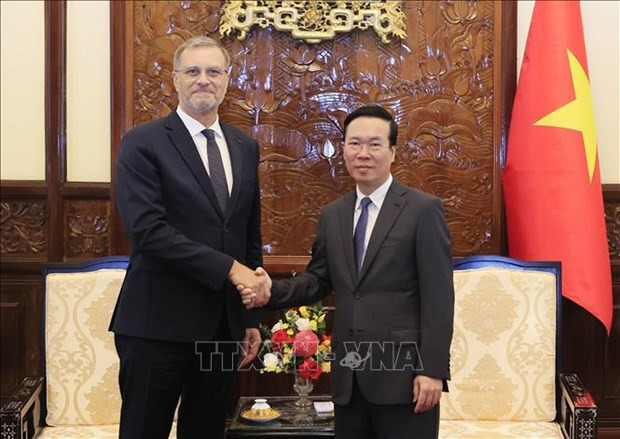 Le Président vietnamien, Vo Van Thuong (à droite), et l'ambassadeur français, Olivier Brochet. Photo : VNA. Le Président vietnamien, Vo Van Thuong (à droite), et l'ambassadeur français, Olivier Brochet. Photo : VNA.