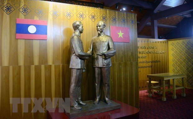 Les statues du président Hô Chi Minh et du président lao Kaysone Phomvihane représentent les relations spéciales entre le Vietnam et le Laos. Photo: VNA