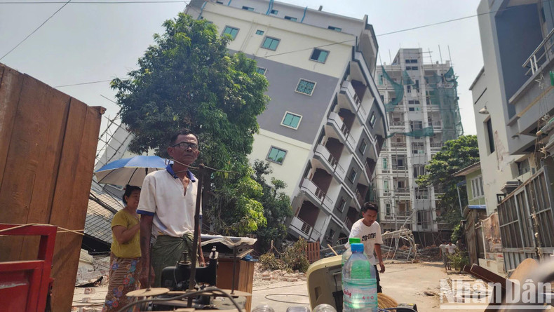 De nombreux habitants sont également retournés chez eux aujourd’hui, tentant de récupérer ce qu’il reste. « Je sais que c’est dangereux, mais tout notre argent, tous nos biens sont encore là », confie U Chit Ko Ko, un résident de la rue 35C à Mandalay. De nombreux habitants sont également retournés chez eux aujourd’hui, tentant de récupérer ce qu’il reste. « Je sais que c’est dangereux, mais tout notre argent, tous nos biens sont encore là », confie U Chit Ko Ko, un résident de la rue 35C à Mandalay.