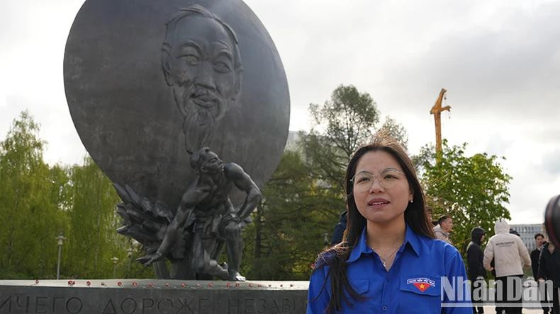 Le Thuy Linh, étudiante à l’Université de recherche médicale N.I. Pirogov, partage son émotion face aux souvenirs des anciens combattants. Photo : Xuan Hung