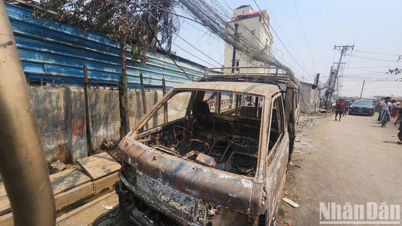 Dans la périphérie, un incendie dévastateur survenu peu après le séisme et ayant duré plusieurs heures a également réduit en cendres des centaines de maisons et de biens. Dans la périphérie, un incendie dévastateur survenu peu après le séisme et ayant duré plusieurs heures a également réduit en cendres des centaines de maisons et de biens.