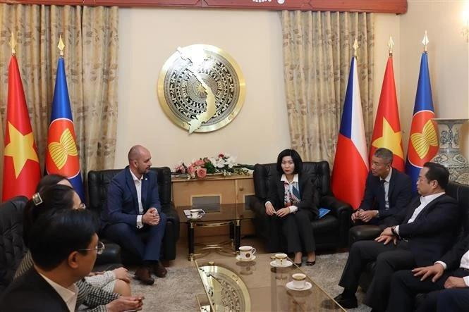 Réunion avec le groupe Skoda Auto. Photo: VNA