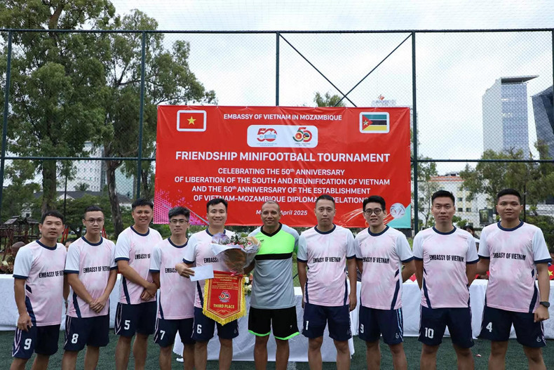 Remise des troisièmes prix aux équipes du ministère mozambicain et de la communauté vietnamienne. Remise des troisièmes prix aux équipes du ministère mozambicain et de la communauté vietnamienne.