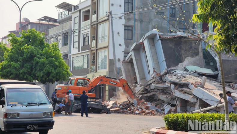 Le 2 avril, les autorités locales ont poursuivi le déploiement d’engins mécaniques pour dégager les structures endommagées. Le 2 avril, les autorités locales ont poursuivi le déploiement d’engins mécaniques pour dégager les structures endommagées.