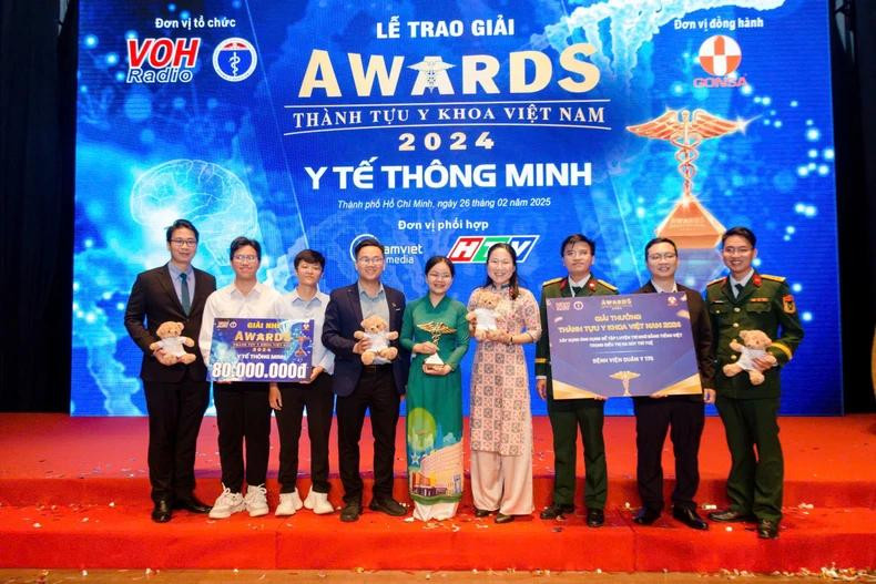 La docteure Ha Thi Thanh Huong (quatrième à partir de la droite) et son équipe honorée pour le projet BrainTrain.
