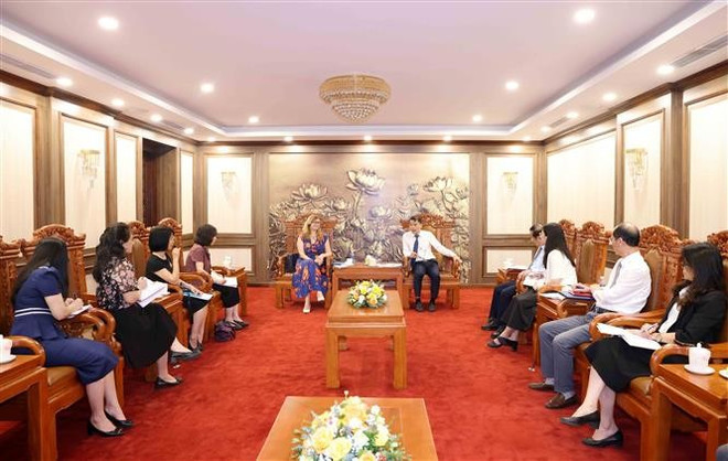 Une vision de la séance de travail, à Hanoi, le 22 avril. Photo: VNA