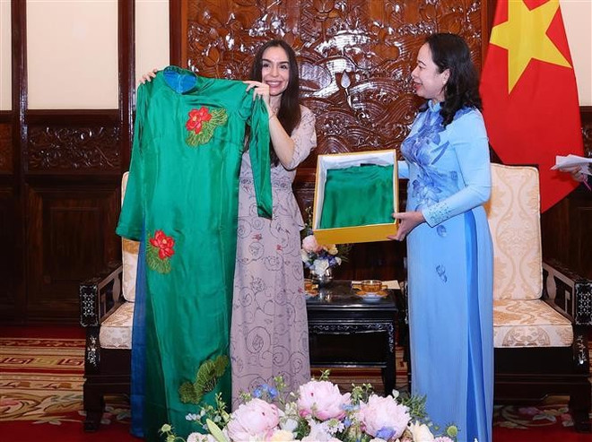 La vice-présidente Vo Thi Anh Xuan offre l'"ao dai" (tunique traditonnelles vietnamienne) à la vice-présidente de la Fondation Heydar Aliyev. La vice-présidente Vo Thi Anh Xuan offre l'"ao dai" (tunique traditonnelles vietnamienne) à la vice-présidente de la Fondation Heydar Aliyev.