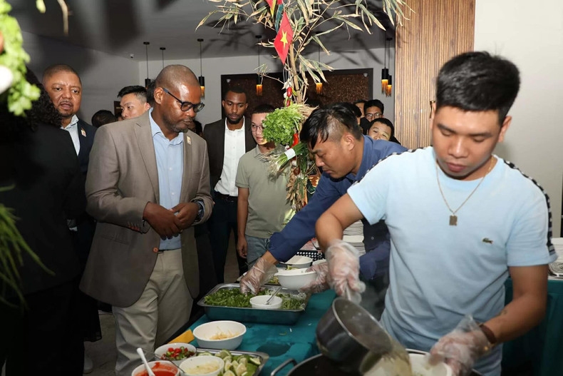Le stand de phở vietnamien, grand succès auprès des invités. Le stand de phở vietnamien, grand succès auprès des invités.