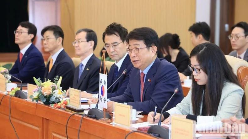 Le ministre sud-coréen Park Sangwoo (2e à droite) prend la parole.
