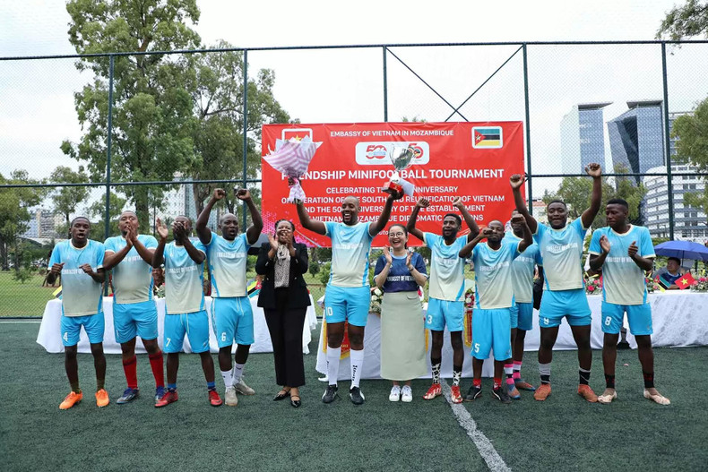 Remise du trophée à l’équipe du Front de libération du Mozambique. Remise du trophée à l’équipe du Front de libération du Mozambique.