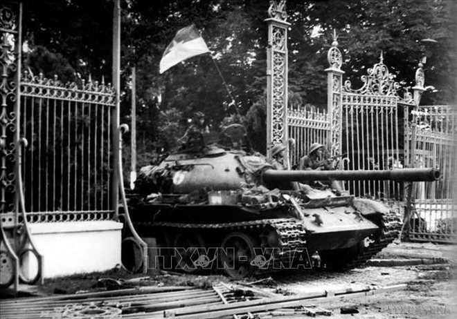 Un chars de l&apos;Armée de libération entrent dans le Palais de l&apos;Indépendance, à midi le 30 avril 1975. Il s&apos;agit d&apos;une étape importante, marquant la victoire de la guerre de résistance contre l&apos;armée américaine pour le salut national. Photo : VNA