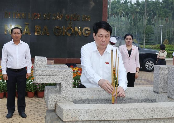 Le président Luong Cuong au site historique national de Nga Ba Giông dans le district de Hoc Môn. Photo: VNA Le président Luong Cuong au site historique national de Nga Ba Giông dans le district de Hoc Môn. Photo: VNA