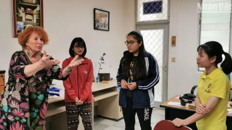 Mme Régine Hausermann, originaire de la ville de Saint-Égrève, dans le sud-est de la France, est Présidente de l'Association Préfasse et une fervente défenseure de la juste cause du peuple vietnamien. Animée par son amour pour le Vietnam, elle a largement contribué à la formation en langue française et au renforcement des relations d'amitié entre le Vietnam et la France. Mme Régine Hausermann, originaire de la ville de Saint-Égrève, dans le sud-est de la France, est Présidente de l'Association Préfasse et une fervente défenseure de la juste cause du peuple vietnamien. Animée par son amour pour le Vietnam, elle a largement contribué à la formation en langue française et au renforcement des relations d'amitié entre le Vietnam et la France.