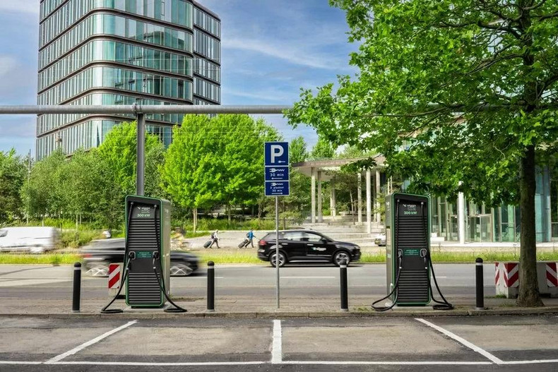 En 2022, la start-up danoise de mobilité Viggo a lancé les premières stations de recharge ultra-rapide au centre de Copenhague – un jalon important dans la trajectoire verte de la capitale. Photo : Via Ritzau En 2022, la start-up danoise de mobilité Viggo a lancé les premières stations de recharge ultra-rapide au centre de Copenhague – un jalon important dans la trajectoire verte de la capitale. Photo : Via Ritzau