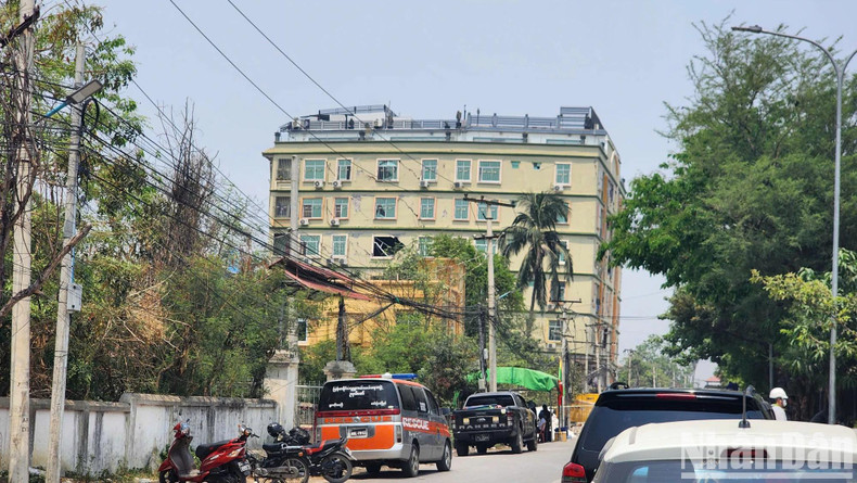 L’immeuble Sky Villa, symbole de Mandalay, s’est lui aussi effondré, causant la mort de plus de 2 000 personnes. L’immeuble Sky Villa, symbole de Mandalay, s’est lui aussi effondré, causant la mort de plus de 2 000 personnes.