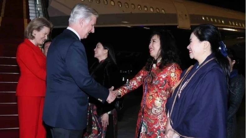 La délégation vietnamienne accueille le Roi Philippe et la Reine Mathilde à l’aéroport international de Nôi Bài. Photo : VNA La délégation vietnamienne accueille le Roi Philippe et la Reine Mathilde à l’aéroport international de Nôi Bài. Photo : VNA