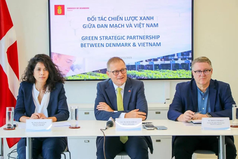Lors d’une conférence de presse tenue en novembre 2023, l’ambassadeur Nicolai Prytz a affirmé que le Vietnam et le Danemark partagent un objectif commun : un avenir vert. Photo : Thanh nien. Lors d’une conférence de presse tenue en novembre 2023, l’ambassadeur Nicolai Prytz a affirmé que le Vietnam et le Danemark partagent un objectif commun : un avenir vert. Photo : Thanh nien.