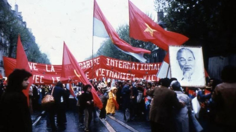 Des Vietnamiens de France et des amis français défilent dans les rues de Paris pour célébrer la grande victoire du peuple vietnamien, le 1er mai 1975. Photo : Lê Tân Xuân. Des Vietnamiens de France et des amis français défilent dans les rues de Paris pour célébrer la grande victoire du peuple vietnamien, le 1er mai 1975. Photo : Lê Tân Xuân.