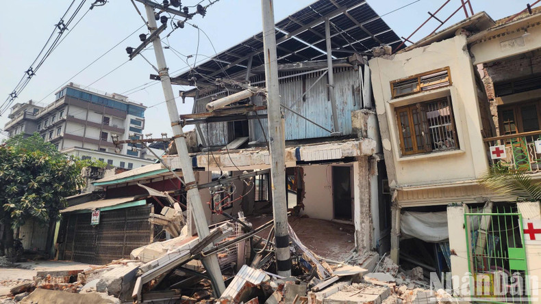 Des maisons sont devenues inhabitables à cause du séisme. Des maisons sont devenues inhabitables à cause du séisme.
