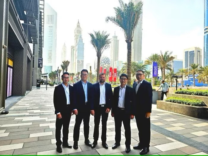 Grâce à son haut niveau de compétence, Hoang Khac Hieu (deuxième à partir de la gauche) a dirigé et mis en œuvre de nombreux projets informatiques majeurs, contribuant activement à la construction et au développement du pays.