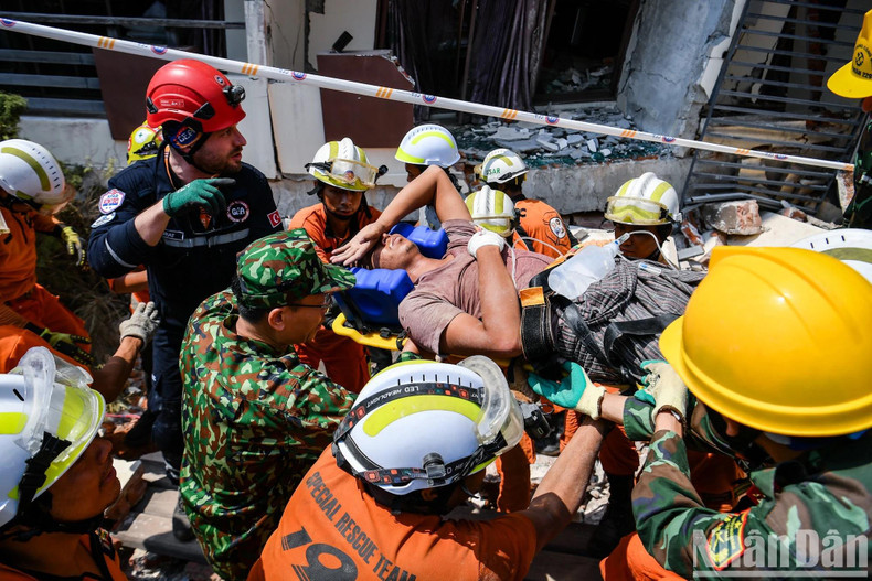 Les soldats vietnamiens et les forces de secours internationales ont réussi à sortir les victimes des décombres après 124 heures de piégeage. Les soldats vietnamiens et les forces de secours internationales ont réussi à sortir les victimes des décombres après 124 heures de piégeage.