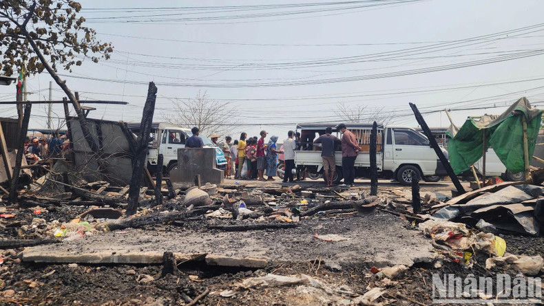 À l’extérieur d’un terrain noirci, autrefois lieu de vie de milliers de personnes, deux voitures se sont arrêtées pour distribuer des repas et de l’eau aux sinistrés désormais sans abri. À l’extérieur d’un terrain noirci, autrefois lieu de vie de milliers de personnes, deux voitures se sont arrêtées pour distribuer des repas et de l’eau aux sinistrés désormais sans abri.