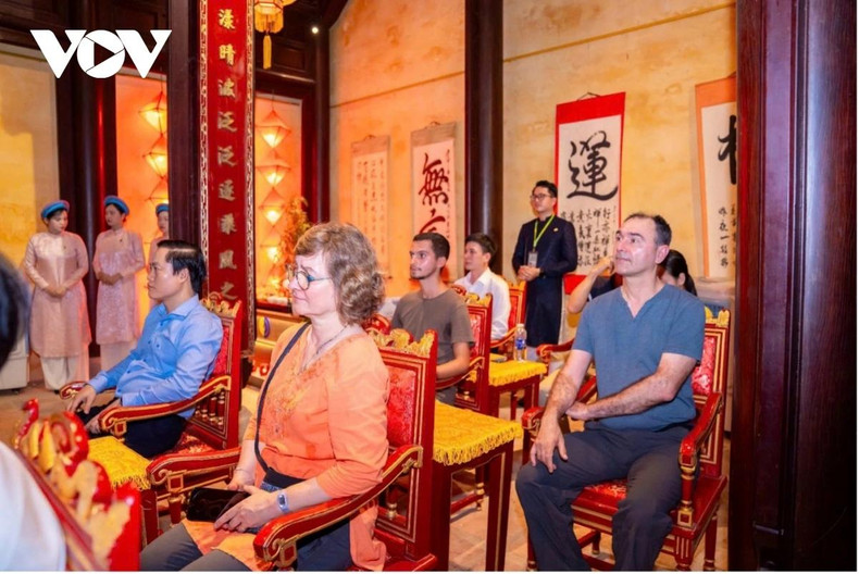 Les visiteurs étrangers apprécient avec enthousiasme la dégustation du thé impérial.