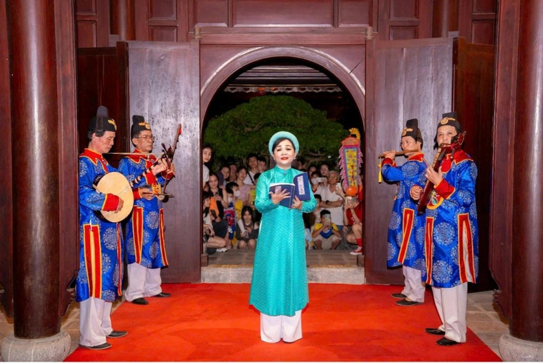 Une chanteuse de cour interprète « Ngự Hương trà ngát hoàng cung ».