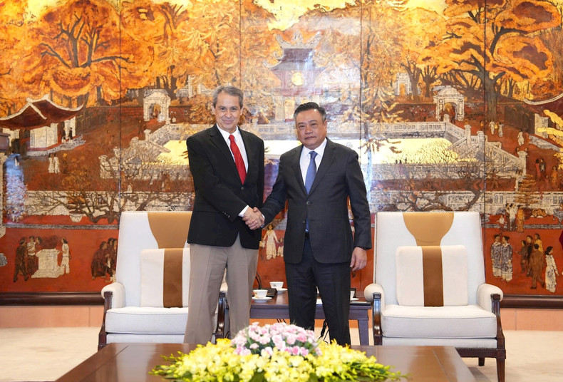 Le président du Comité populaire de Hanoï, Tran Sy Thanh (à droite), et l’ambassadeur du Mexique au Vietnam, Alejandro Negrín Munoz. Photo : HNM. Le président du Comité populaire de Hanoï, Tran Sy Thanh (à droite), et l’ambassadeur du Mexique au Vietnam, Alejandro Negrín Munoz. Photo : HNM.
