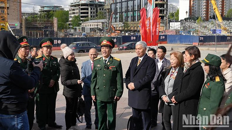 Les anciens combattants racontent avec fierté la Grande victoire du Printemps 1975. Photo : Xuan Hung