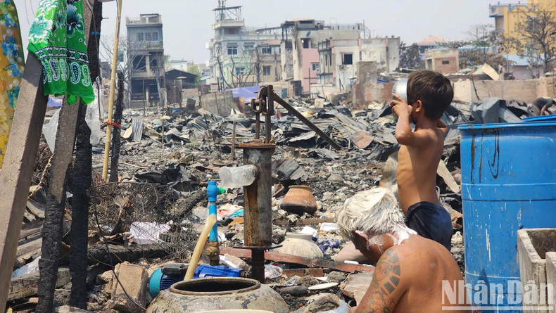 La catastrophe a laissé des milliers de personnes sans abri. La catastrophe a laissé des milliers de personnes sans abri.