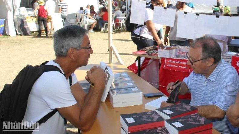 M. Alain Ruscio (à droite) a consacré de nombreuses années à l'étude de l'histoire du Vietnam, écrivant plusieurs ouvrages mettant en lumière l'esprit patriotique et solidaire du peuple vietnamien à travers les luttes de résistance contre les envahisseurs étrangers, notamment lors de la Révolution d'Août 1945, de la victoire de Diên Biên Phu, et de la libération du Sud menant à la réunification nationale. M. Alain Ruscio (à droite) a consacré de nombreuses années à l'étude de l'histoire du Vietnam, écrivant plusieurs ouvrages mettant en lumière l'esprit patriotique et solidaire du peuple vietnamien à travers les luttes de résistance contre les envahisseurs étrangers, notamment lors de la Révolution d'Août 1945, de la victoire de Diên Biên Phu, et de la libération du Sud menant à la réunification nationale.