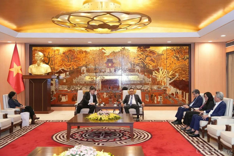 Le président du Comité populaire de Hanoï, Tran Sy Thanh, et l’ambassadeur d’Autriche au Vietnam, Philipp Agathonos, lors de leur rencontre le matin du 8 avril. Photo : congthuong.