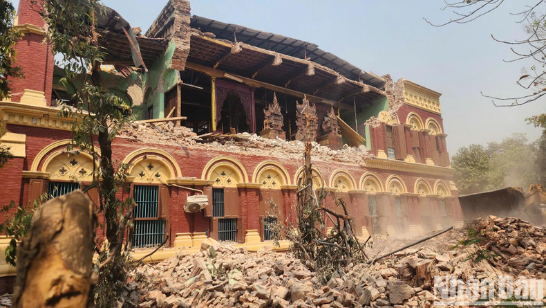 Le monastère bouddhiste Moe Kaung Kyoung n’est plus qu’un paysage de désolation… Le monastère bouddhiste Moe Kaung Kyoung n’est plus qu’un paysage de désolation…