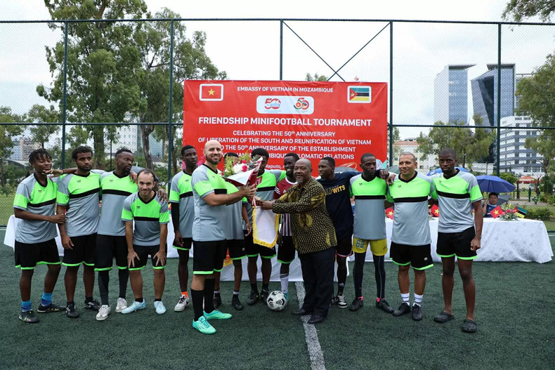 Remise du trophée de la deuxième place aux diplomates de Maputo. Remise du trophée de la deuxième place aux diplomates de Maputo.