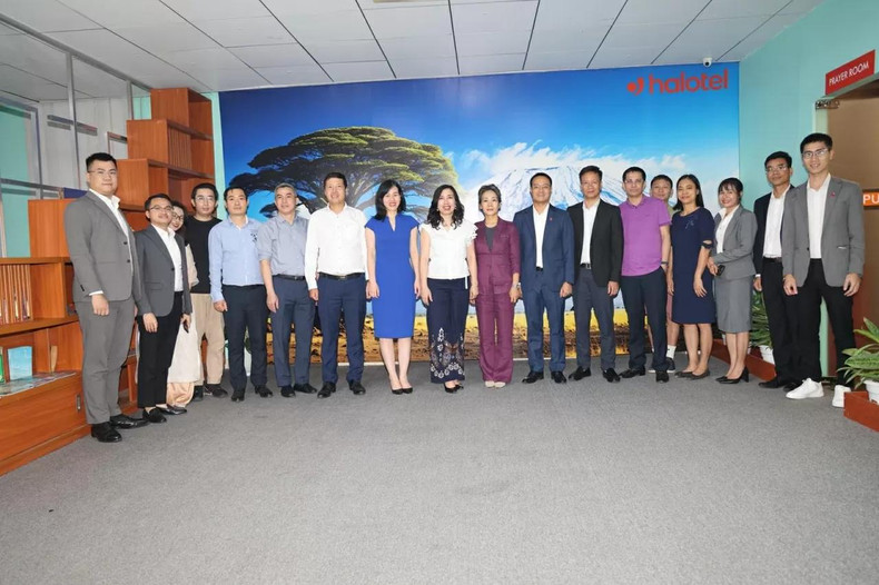 Mme Vu Thanh Huyen accompagnant Mme Le Thị Thu Hang en visite à Halotel. Photo : Ministère des Affaires étrangères.