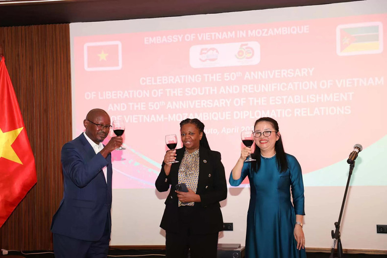 Les participants trinquent à l’amitié Vietnam-Mozambique. Photo : baoquocte Les participants trinquent à l’amitié Vietnam-Mozambique. Photo : baoquocte