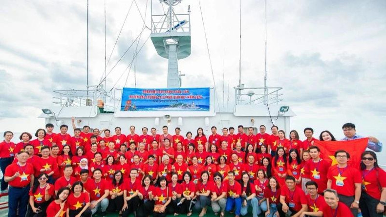 La délégation de Vietnamiens d’outre-mer en visite auprès des soldats et des habitants du district insulaire de Truong Sa et des plateformes DK1 en 2024. La délégation de Vietnamiens d’outre-mer en visite auprès des soldats et des habitants du district insulaire de Truong Sa et des plateformes DK1 en 2024.