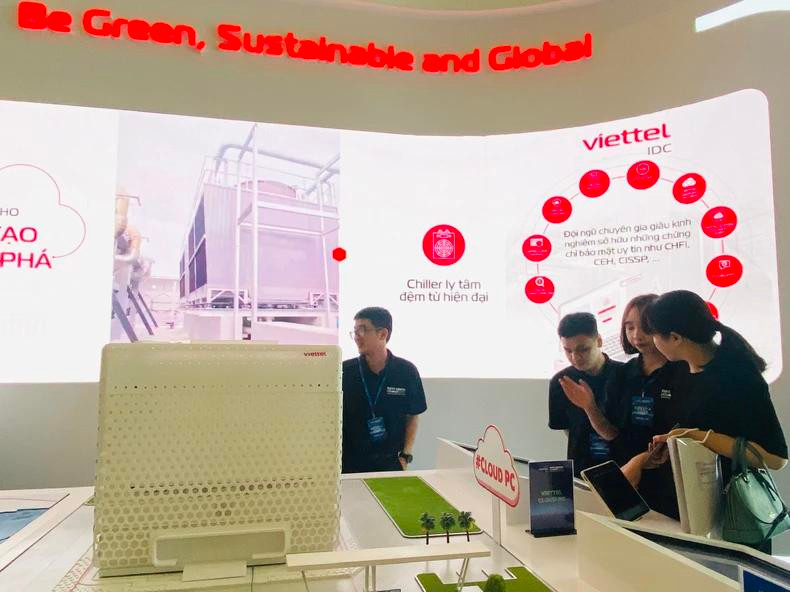 Le stand de Viettel IDC présente une maquette du centre de données de Hoa Lac.