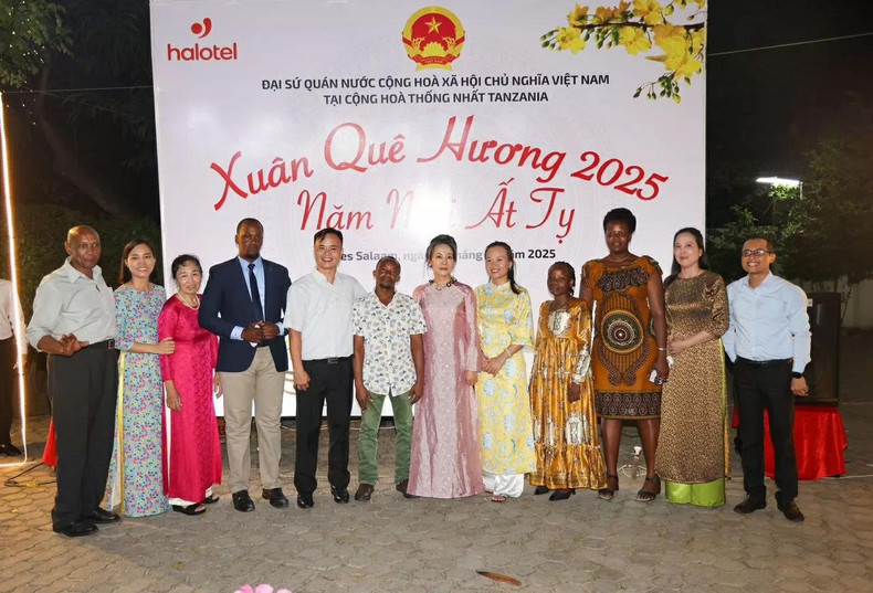 Le personnel de l’ambassade du Vietnam en Tanzanie lors du programme « Printemps au Pays natal 2025 ». Photo : Ambassade du Vietnam en Tanzanie.