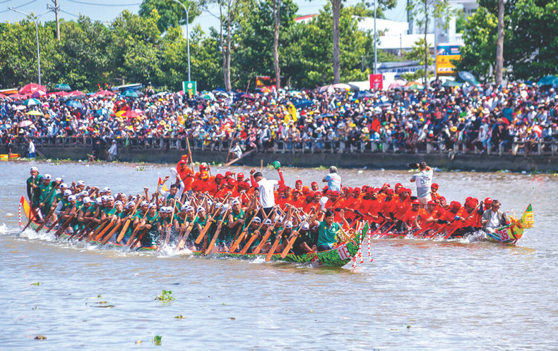 La course de "ghe ngo" (pirogues) des Khmers est l’une des attractions touristiques originales de Soc Trang. Photo : VNA/CVN. La course de "ghe ngo" (pirogues) des Khmers est l’une des attractions touristiques originales de Soc Trang. Photo : VNA/CVN.