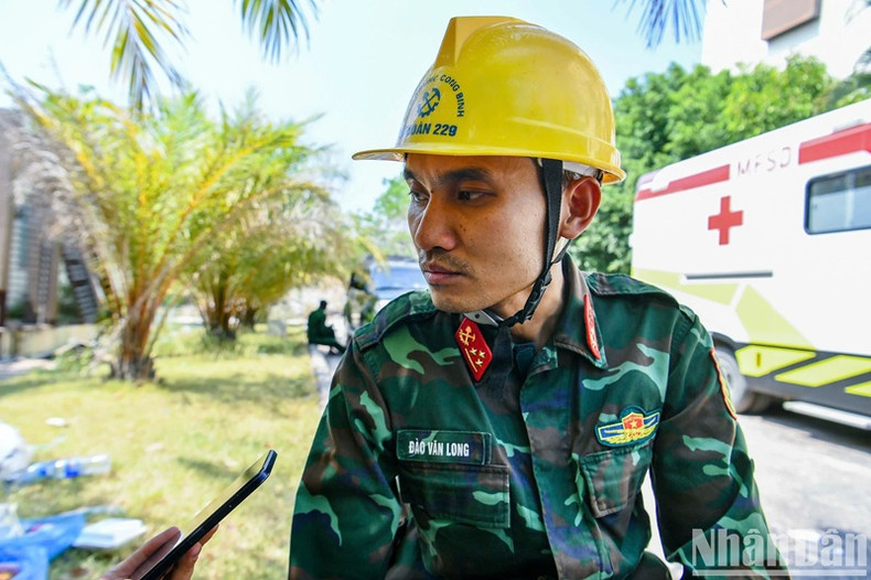 Le lieutenant Dào Van Long a partagé avec les journalistes le déroulement de l’opération de secours et de sauvetage. Le lieutenant Dào Van Long a partagé avec les journalistes le déroulement de l’opération de secours et de sauvetage.
