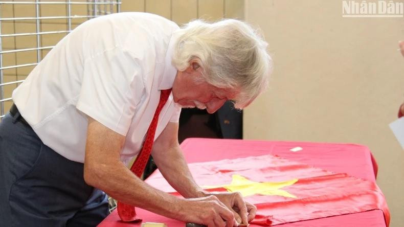 M. Gérard Daviot est un ami français fidèle, qui a soutenu le Vietnam depuis la période de la lutte pour l'indépendance nationale jusqu'à la phase de reconstruction et de développement du pays. M. Gérard Daviot est un ami français fidèle, qui a soutenu le Vietnam depuis la période de la lutte pour l'indépendance nationale jusqu'à la phase de reconstruction et de développement du pays.