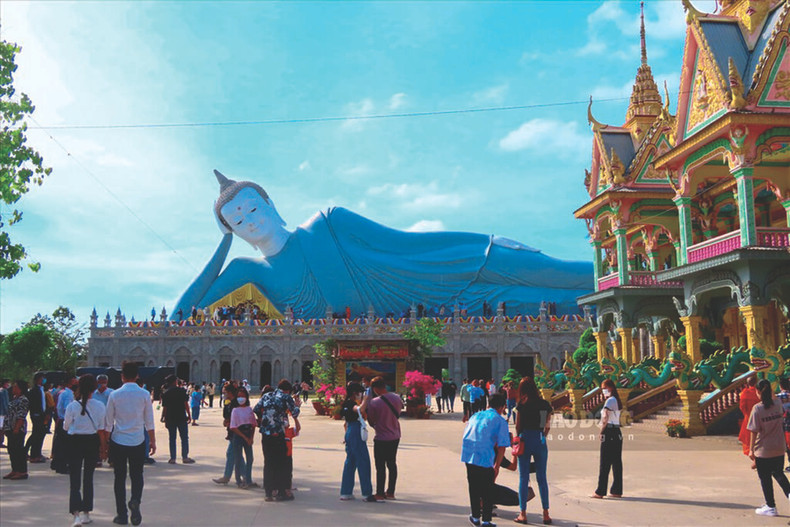 La statue du Bouddha couché de la pagode Som Rong à Soc Trang. Photo : VNA/CVN. La statue du Bouddha couché de la pagode Som Rong à Soc Trang. Photo : VNA/CVN.